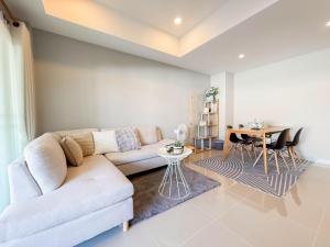 Et opholdsområde på Donkaew minimalist townhouse