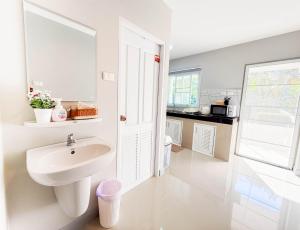 Billede fra billedgalleriet på Donkaew minimalist townhouse i Ban Mae Sa Luang + 46 billeder