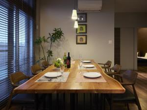 een eettafel met wijnflessen en glazen bij Minn Chitose in Chitose