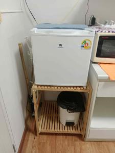 un piccolo frigorifero appoggiato su uno scaffale accanto a un bancone di The Condo Hua Hin by yadaphi a Hua Hin