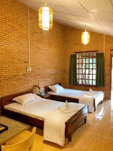 Giường trong phòng chung tại Nam Cat Tien Riverside Retreat