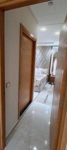 een kamer met een deur naar een slaapkamer bij Temara wifak in Temara