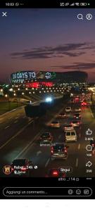 een uitzicht op een snelweg met verkeer 's nachts bij Temara wifak in Temara