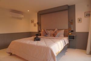 En eller flere senge i et værelse på Residy Hideaway + 10 billeder