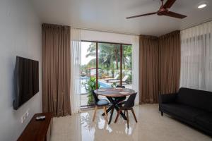 比纳里姆Mistral by the sea的客厅里有一张桌子和一张沙发