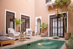 un patio con piscina en una casa en Riad Olema et Spa, en Marrakech