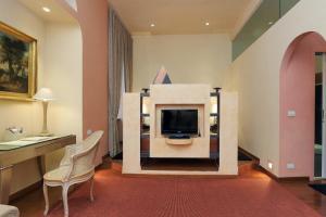 uma sala de estar com televisão num quarto em Rome in your heart - Spagna apartment em Roma