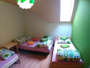Łóżko lub łóżka w pokoju w obiekcie Noclegi Przylesie