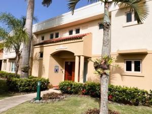 Galeriebild der Unterkunft Villa Iris 2 Story Ocean View Villa w Pool Access & Generator in Brenas