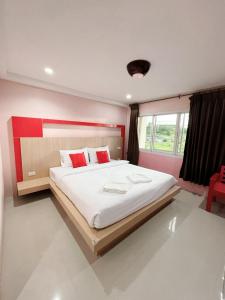 En eller flere senge i et værelse på Krabi Serene Loft