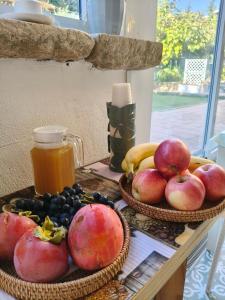 een tafel met twee fruitmanden en een pot honing bij La Casetta nel Borgo in Cerisano