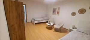 ein Schlafzimmer mit einem Bett, einem Tisch und Stühlen in der Unterkunft Merci Sweet Home in Niestetal