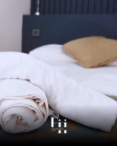 a pair of beds with white blankets and pillows at Fİi SUİTES in Kumluca