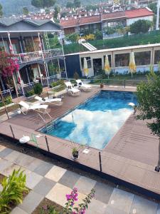 an overhead view of a swimming pool with chairs and umbrellas at Fİi SUİTES in Kumluca