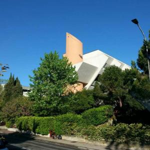 ein Gebäude mit einem Baum vor einer Straße in der Unterkunft PanoramApartment in Desenzano del Garda