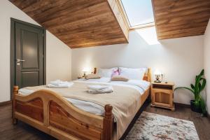 En eller flere senge i et værelse på Cabana Gura Voronețului