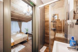 Et badeværelse på Cabana Gura Voronețului + 61 billeder