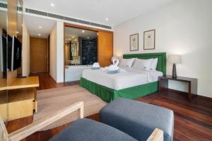 En eller flere senge i et værelse på Stylish 2BR Resort Condo with Seaview Surin + 61 billeder