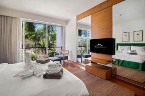 Et tv og/eller underholdning på Stylish 2BR Resort Condo with Seaview Surin