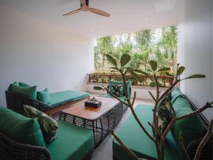 Et opholdsområde på Stylish 2BR Resort Condo with Seaview Surin