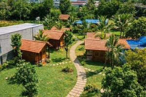 Tánh LinhHomestay 25 tháng 12 Tàpao - Đồng Kho - Tánh Linh的从空中俯瞰一个村庄，村庄里有许多小房子。