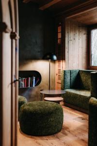 a living room with a couch and a table at Strasserwirt - Ansitz zu Tirol in Strassen