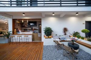an open kitchen and living room with a dining area and a living room at 叁三民宿 in Dali