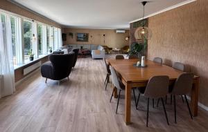 Posezení v ubytování 4 Bedroom Cozy Home In Farsund