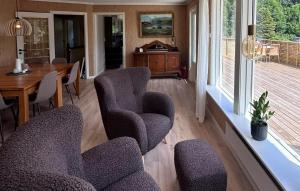 Posezení v ubytování 4 Bedroom Cozy Home In Farsund
