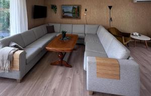 Posezení v ubytování 4 Bedroom Cozy Home In Farsund