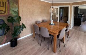 Fotografie z fotogalerie ubytování 4 Bedroom Cozy Home In Farsund v destinaci Lindland