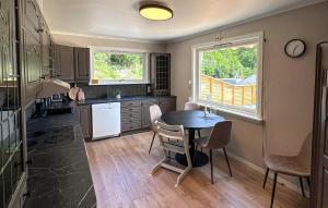 Kuchyň nebo kuchyňský kout v ubytování 4 Bedroom Cozy Home In Farsund + 10 fotografií