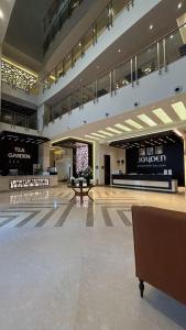 een grote lobby met een winkelcentrum met tafels en banken bij Jayden Masar - جايدن مسار in Mekka