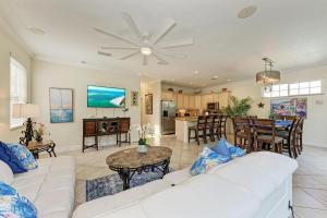 een woonkamer met een witte bank en een tafel bij Villa Di Palma 5BD 4BR in Anna Maria