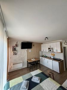een kamer met een bed en een keuken met een tafel bij Apartman Dan i Noć in Divčibare +14 foto's