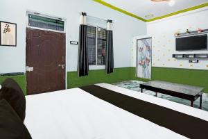 una camera da letto con un letto e una TV a schermo piatto di Hotel O by OYO J.B. HOTEL a Bewar