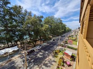 una vista di una strada con auto parcheggiate sulla strada di ระยองบีช Rayong Beach Hotel a Ban Chak Phai