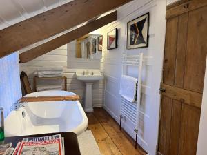 Postel nebo postele na pokoji v ubytování Country cottage in town + 7 fotografií