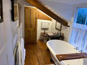 Postel nebo postele na pokoji v ubytování Country cottage in town