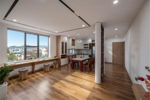 een keuken en eetkamer met een groot raam bij KLY Hotel in Hue