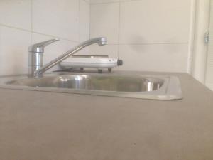 - un évier de cuisine avec un robinet sur un comptoir dans l'établissement Apartment Trebinje, à Trebinje 62 autres photos