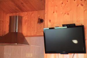 Televízia a/alebo spoločenská miestnosť v ubytovaní Montsant Park Camping & Bungalow