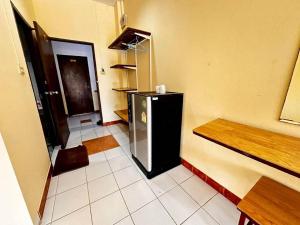 Camera con piccolo frigorifero e corridoio. di ระยองบีช Rayong Beach Hotel a Ban Chak Phai