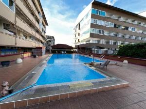 a large swimming pool in front of a building at ระยองบีช Rayong Beach Hotel in Ban Chak Phai