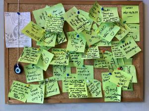 Un mucchio di appunti su una bacheca di Balat Butik Hotel a Istanbul