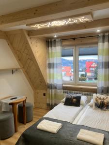 En eller flere senge i et værelse på U Marysi i Jacka