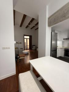 eine Küche mit einer weißen Arbeitsplatte in einem Zimmer in der Unterkunft La COlectiva HOME in Xàtiva