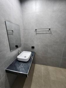 een badkamer met een wastafel en een spiegel bij Na-Tub House in Ban Nua +4 foto's