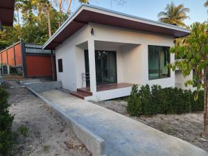 ein kleines Haus mit einem Weg dorthin in der Unterkunft Na-Tub House in Ban Nua