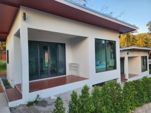 ein Haus mit Balkon und Glastüren in der Unterkunft Na-Tub House in Ban Nua + 4 Fotos